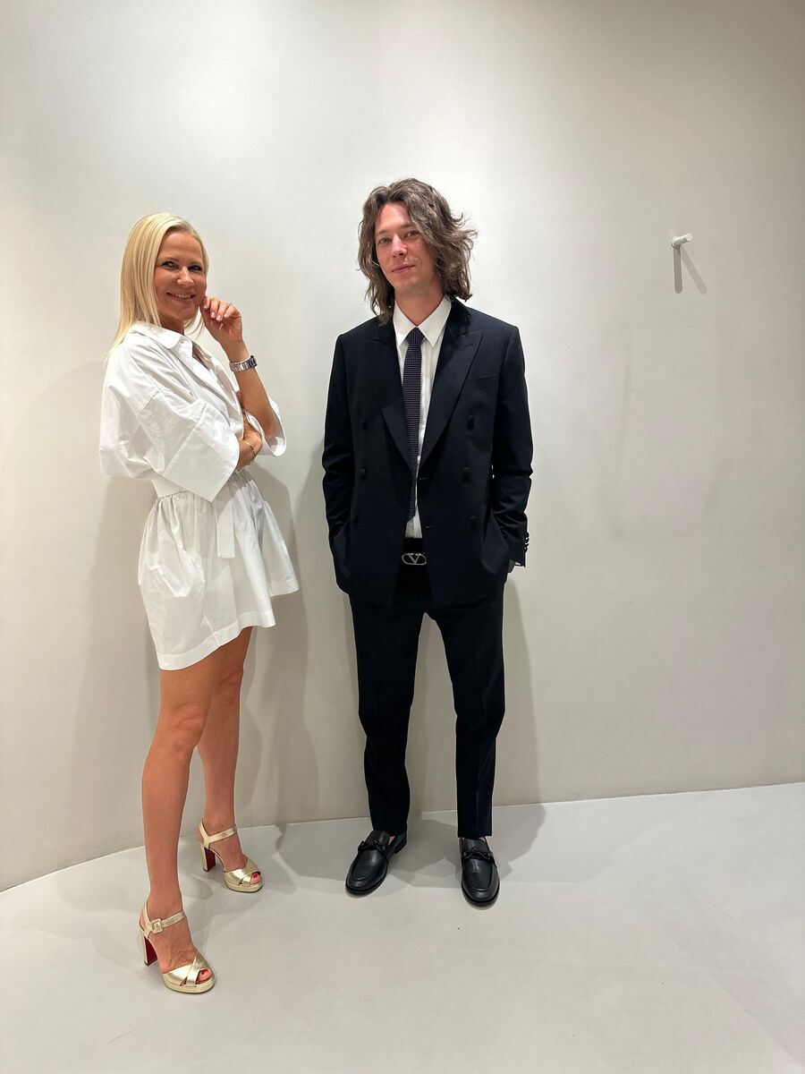 Anastasia Slabunova, personal shopper a Conegliano con un cliente al termine dello shopping