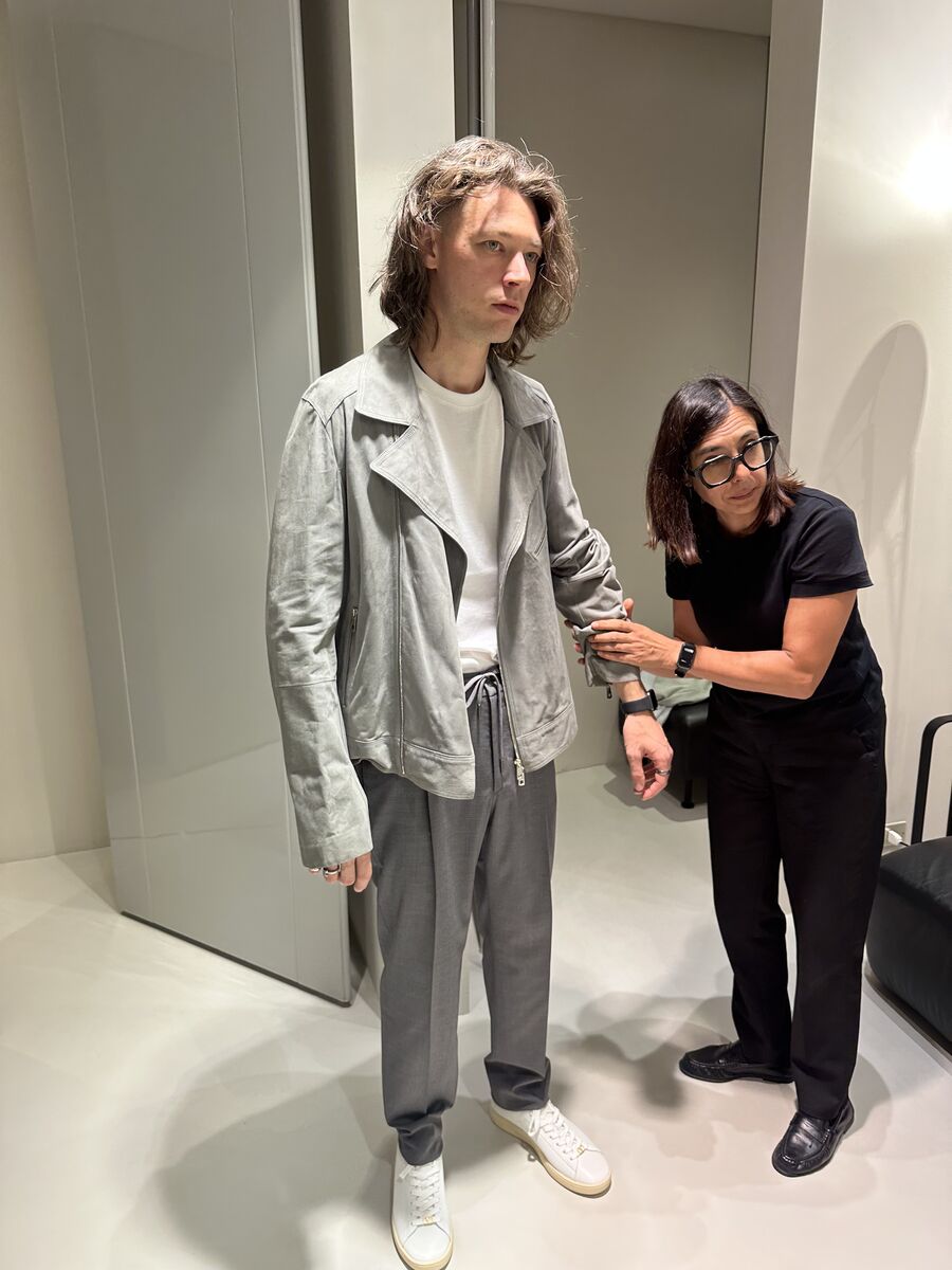 Anastasia Slabunova, personal shopper a Conegliano — la giacca sistemata sulle spalle del cliente