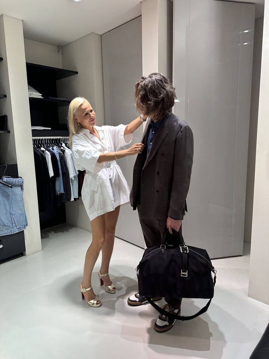 Anastasia Slabunova, personal shopper a Conegliano mentre sistema un abito su misura