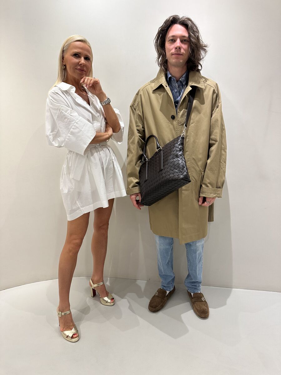Anastasia Slabunova, personal shopper a Conegliano con un cliente in trench